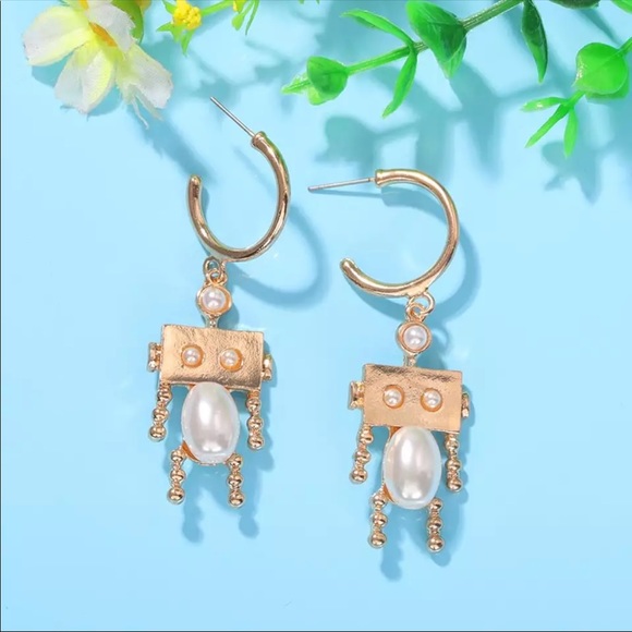 Jewelry - 🆕 Unique Pearl Robot Earrings